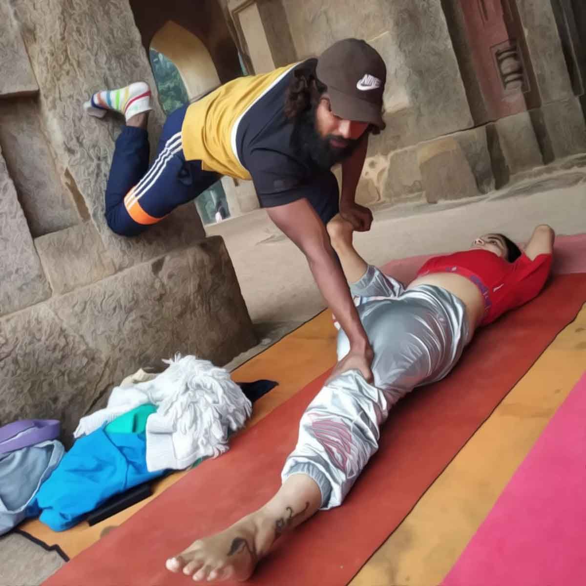 Objectionable Poses, Vulgar Thumbnails, Random Humping and More: ‘Yoga Teacher’ Suhail Ansari Back in the Business of Perversion Months After Saying Sorry
